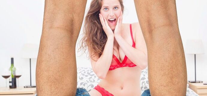 Femme surprise par l'agrandissement du pénis d'un homme, photo 2