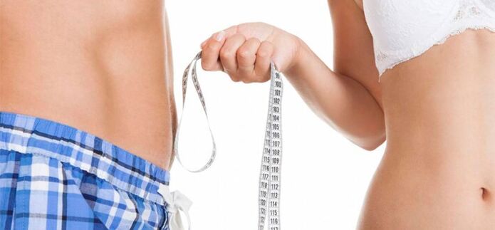 Une femme mesure le pénis d'un homme avant de l'agrandir