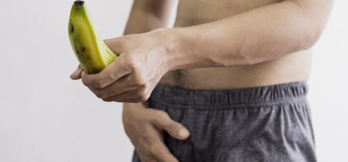 taille du pénis masculin en utilisant l'exemple d'une banane