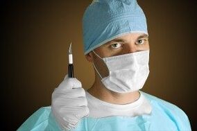 Chirurgien effectuant une opération d'agrandissement du pénis pour des raisons médicales